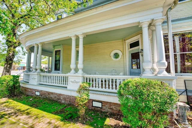 property entrance featuring a porch and crawl space