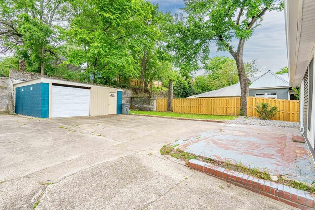 207 Hagen St, Hot Springs, AR 71913 - detached garage with fence