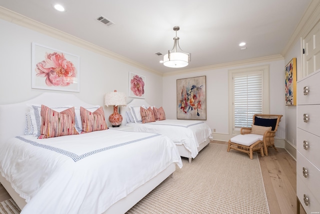 bedroom featuring visible vents, light wood-style floors, baseboards, recessed lighting, and ornamental molding