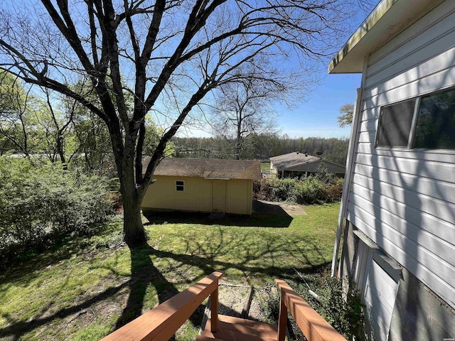 view of yard with an outbuilding