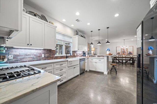 109 Spencer Chase Ct, Hot Springs, AR 71901 - kitchen featuring a peninsula, finished concrete flooring, decorative backsplash, a chandelier, and recessed lighting