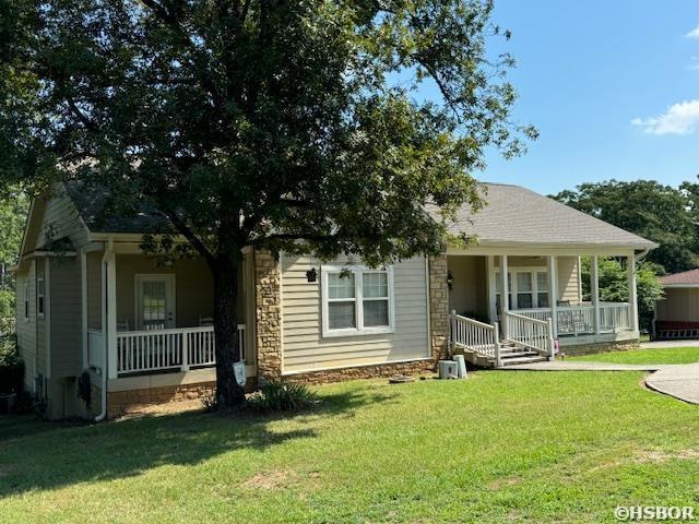 view of front of property featuring a porch and a front yard