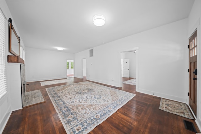 foyer featuring visible vents, a barn door, and wood finished floors