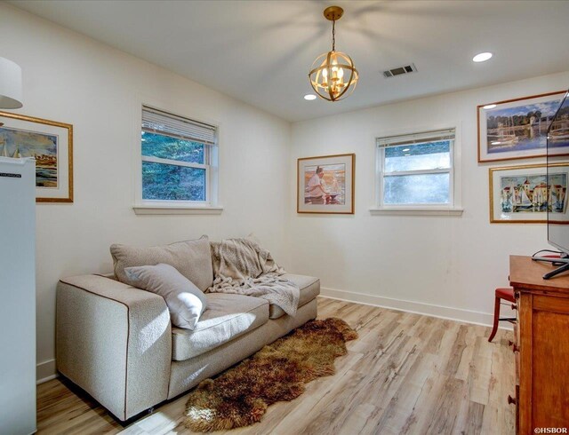 living area featuring a notable chandelier, recessed lighting, visible vents, light wood-type flooring, and baseboards