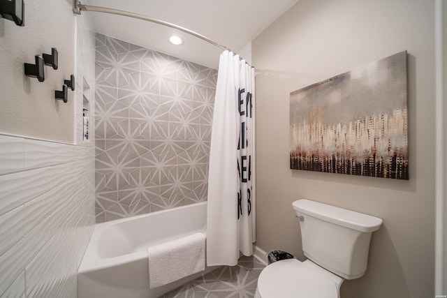 full bath featuring recessed lighting, toilet, and shower / bathtub combination with curtain