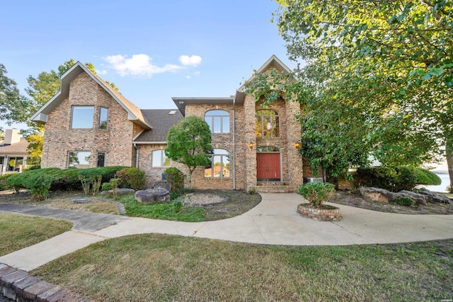 69 Resplandor Way, Hot Springs Village, AR 71909 - traditional-style house with a front lawn and brick siding