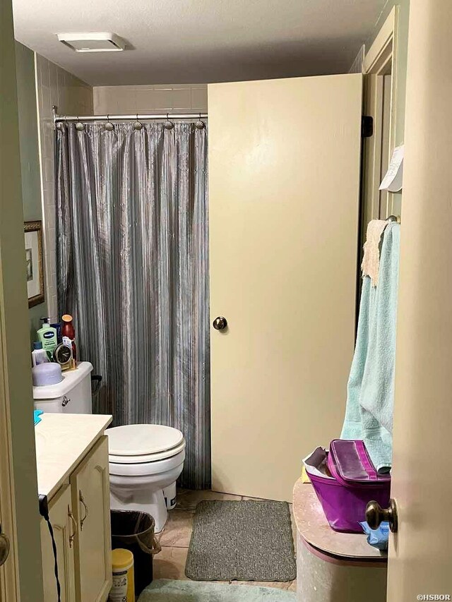 22 Huntleigh Dr, Hot Springs, AR 71901 - full bathroom featuring vanity, toilet, tile patterned flooring, and curtained shower