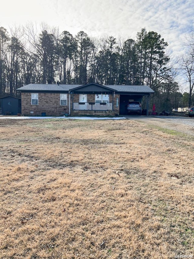 view of front of home featuring a carport and a front yard