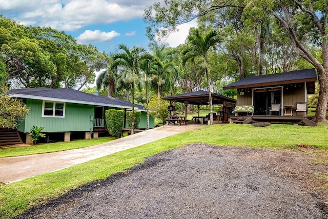 view of front of home with a carport and a front lawn