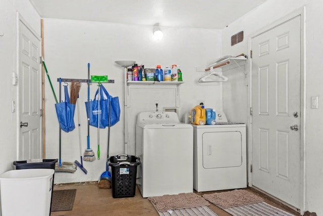 clothes washing area with washer and dryer and washer hookup