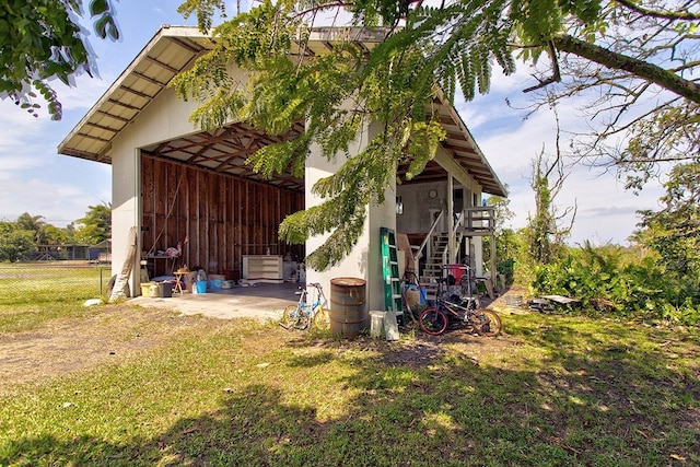 back of house featuring a yard