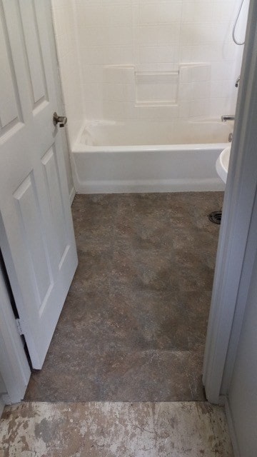 bathroom featuring shower / tub combination