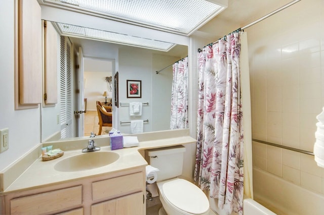 full bathroom featuring shower / bath combo with shower curtain, toilet, and large vanity