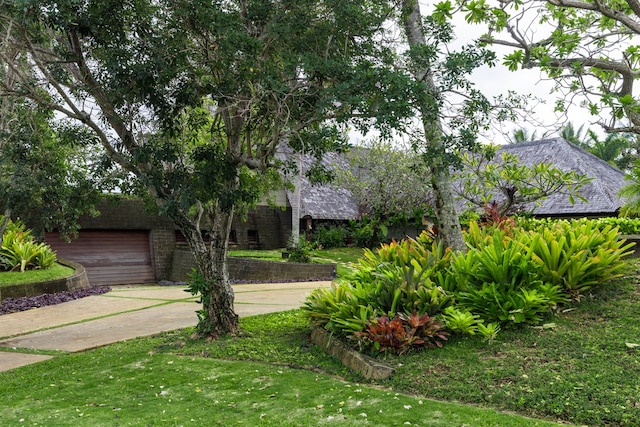 view of yard with a garage