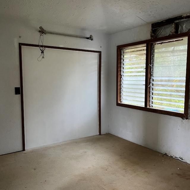 empty room featuring a textured ceiling