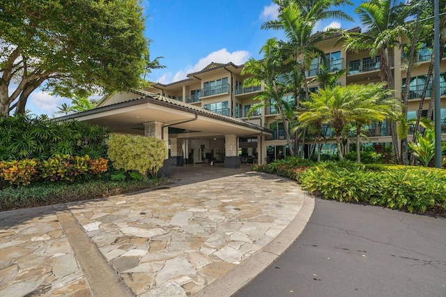 view of front of property featuring a balcony