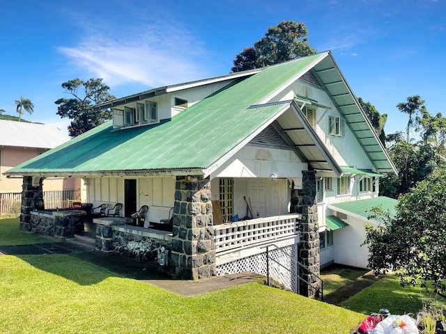 view of front of home featuring a front lawn