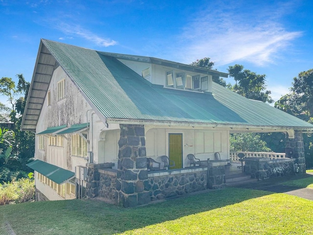 view of front facade featuring a front yard