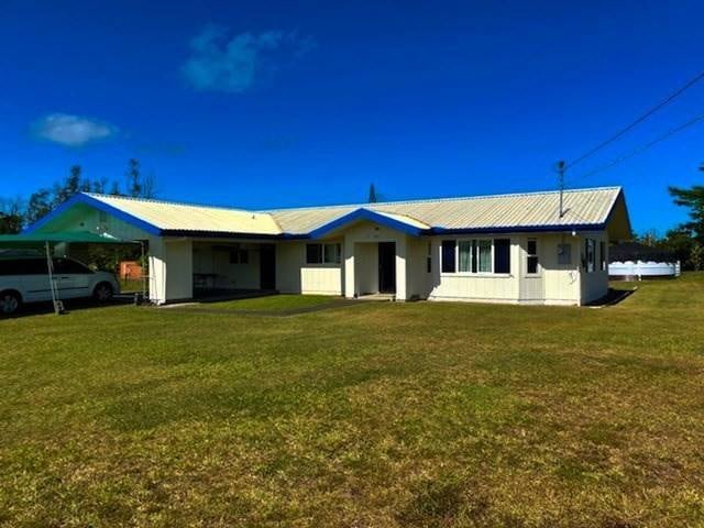 single story home featuring a front lawn