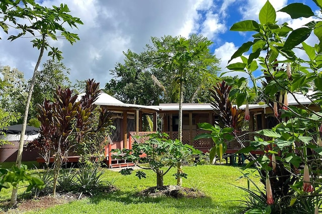 view of front of home featuring a front lawn