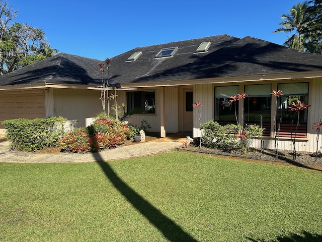 view of front of house featuring a front yard