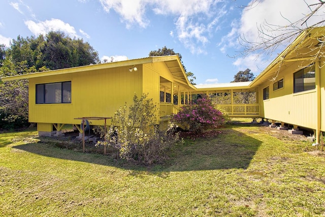 view of side of property featuring a lawn