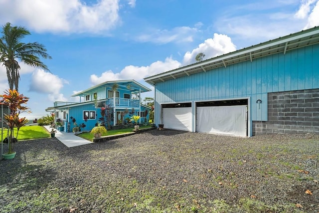 view of front facade featuring a garage