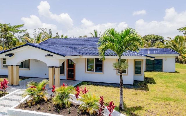 view of front of house featuring a front lawn