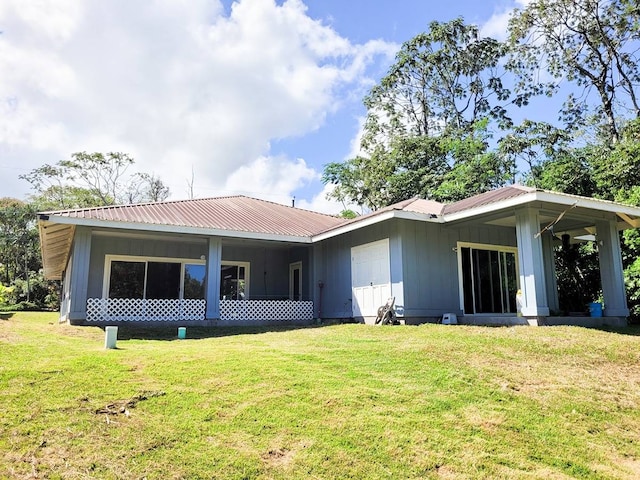 back of house featuring a lawn