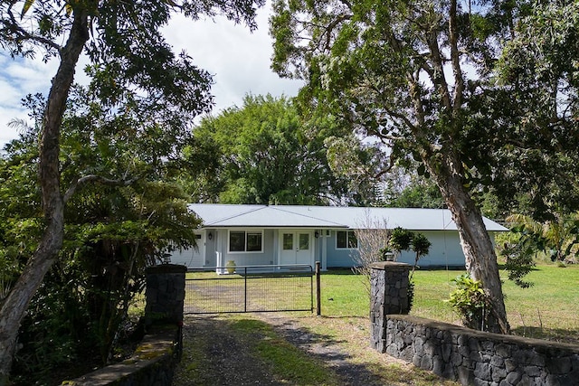 single story home with a front lawn