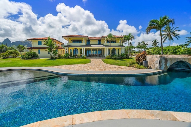 view of swimming pool featuring a yard