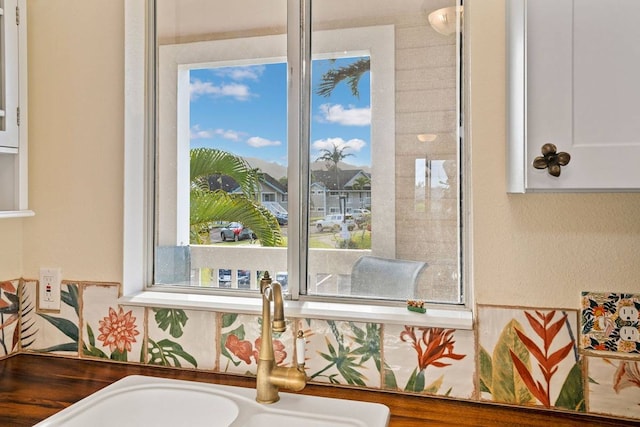 dining space featuring sink