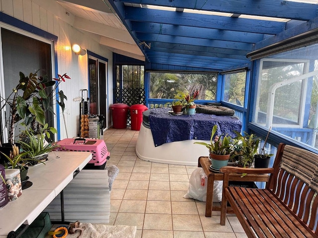 sunroom with vaulted ceiling