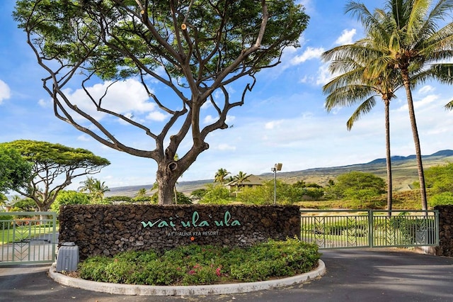 community / neighborhood sign featuring a mountain view