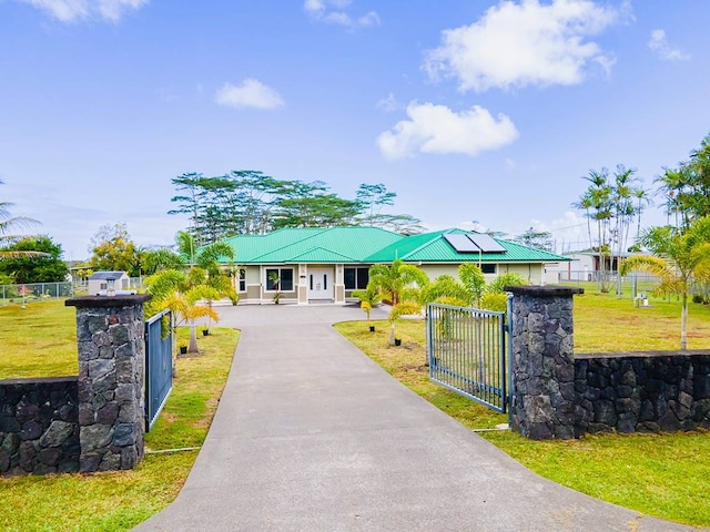 view of front of home featuring a front yard