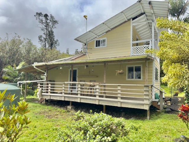 back of house featuring a lawn