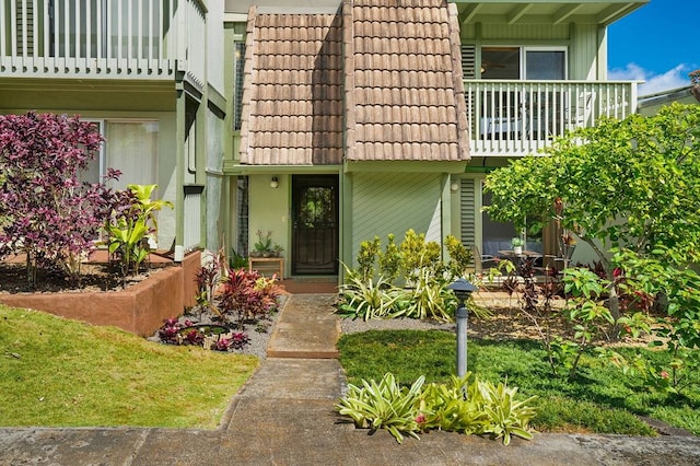 property entrance featuring a balcony