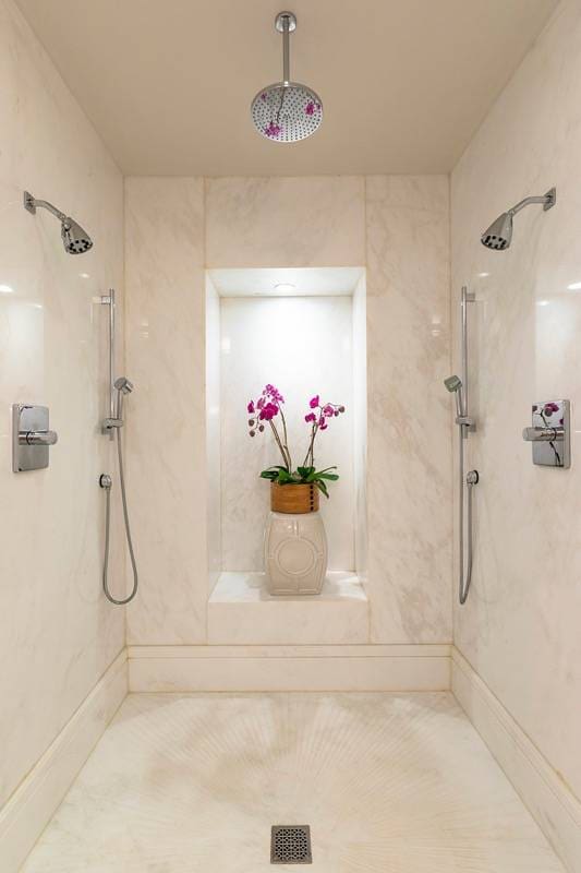 bathroom featuring a tile shower