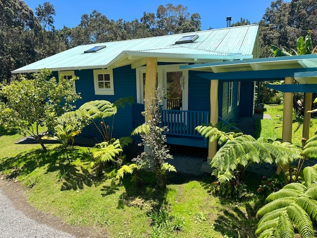 view of front facade with a front lawn and covered porch