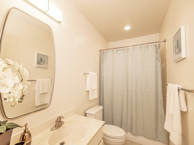 full bathroom featuring shower / bath combo with shower curtain, vanity, and toilet