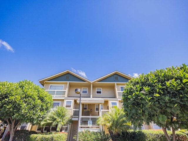 view of front of home featuring a balcony