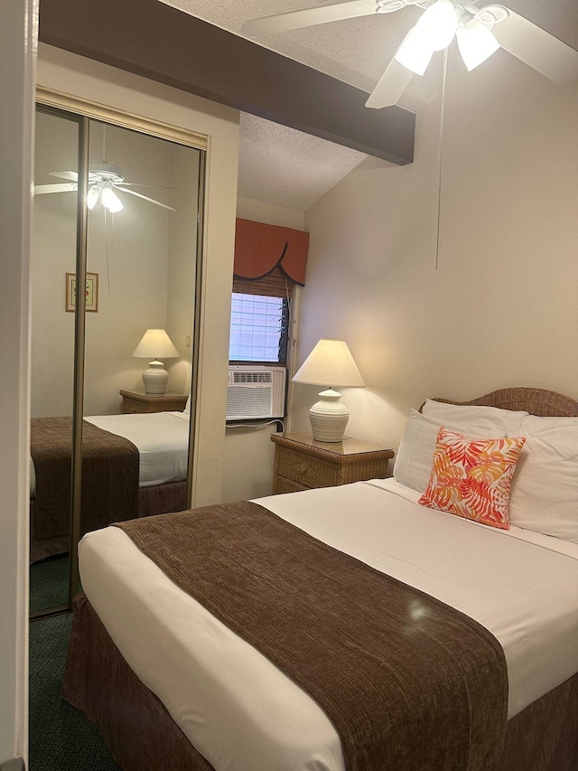 bedroom featuring a closet, ceiling fan, a textured ceiling, and carpet flooring