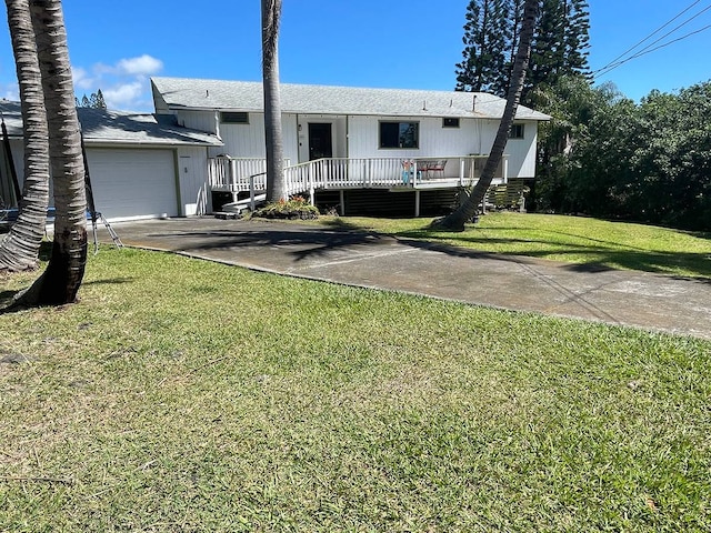 view of front of home featuring a front yard and a garage