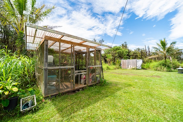 view of yard featuring an outdoor structure