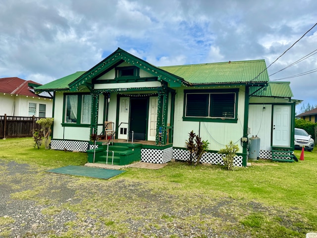 view of front of property featuring a front lawn