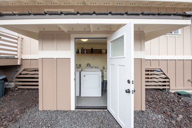 property entrance with washing machine and clothes dryer