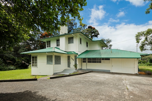 view of front facade with a front yard