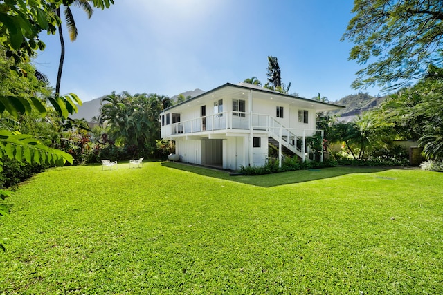 back of house featuring a lawn