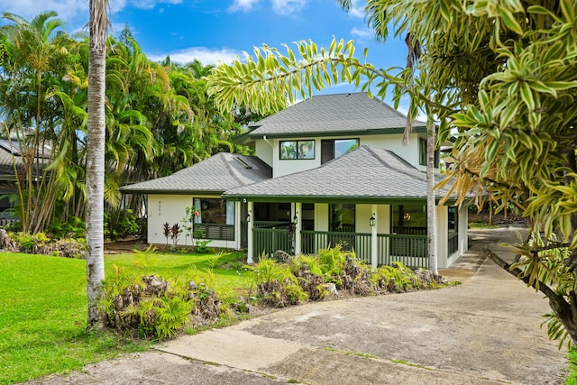 view of front of property featuring a front yard