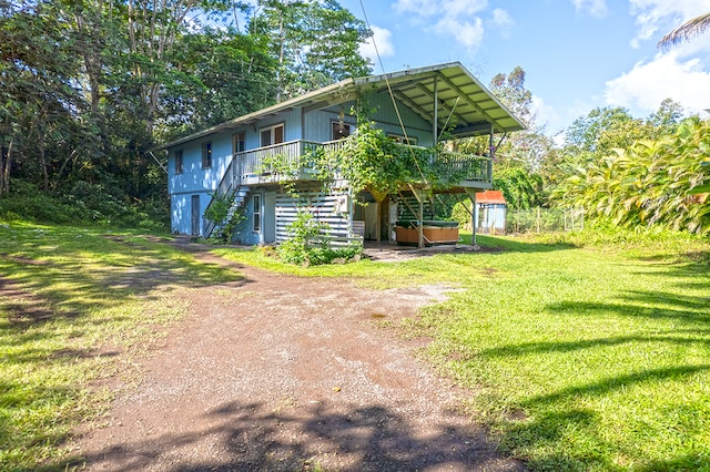 view of front of property featuring a front lawn